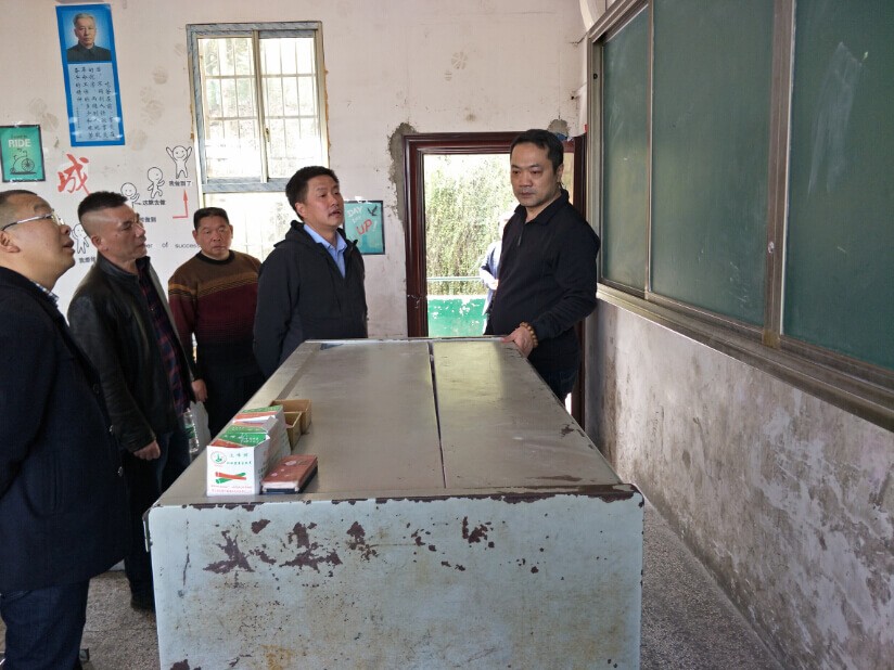 视察学校促工作 恳谈教学育新人